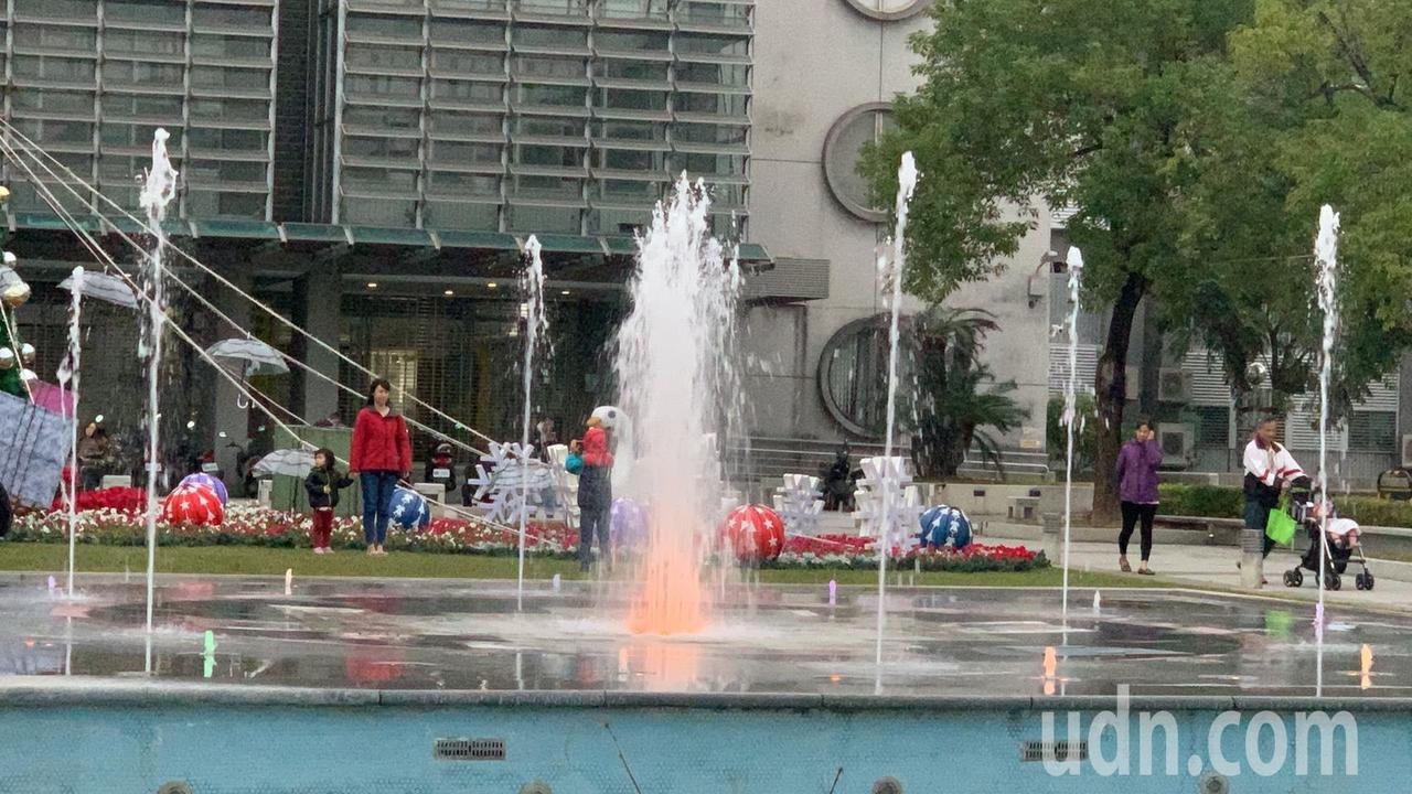 台南市民治市政廣場不僅有水舞表演，周六下午還有音樂會。記者吳淑玲／攝影