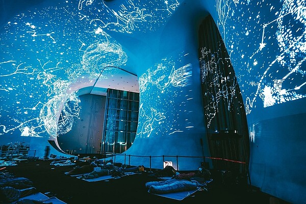 「歌劇院夜未眠」首度開放夜宿體驗,觀眾欣賞完魔幻曲牆光影秀,滿天星斗陪伴入睡,留下難忘回憶,廣受好評。 圖/台中國家歌劇院提供