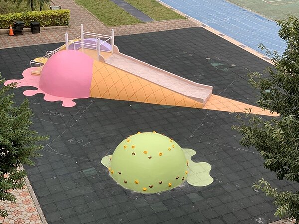 台北市第一座「冰淇淋滑梯」1月2日在長安國小啟用,校方也利用朝會20分鐘,以現場講解、問答及體驗等活潑方式,指導學童使用禮儀。圖/長安國小提供