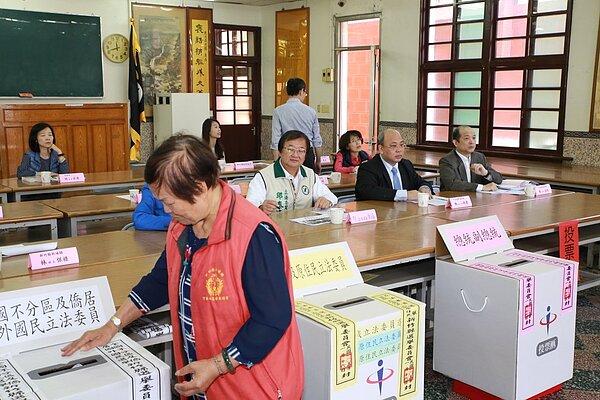 中央氣象局昨表示，十一日周六投票日，各地白天天氣穩定。圖為模擬投票。 圖／聯合報系資料照片