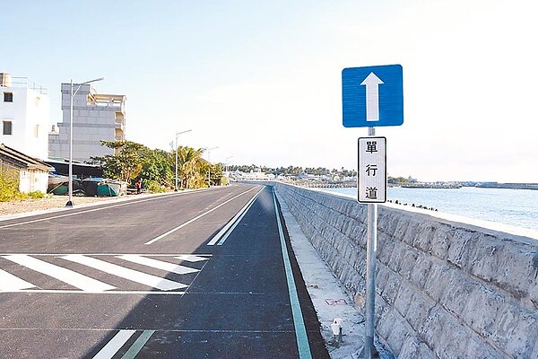 富岡外環道路第1期工程完工,開放北上單向通車,將可紓解春節車潮。(莊哲權攝)