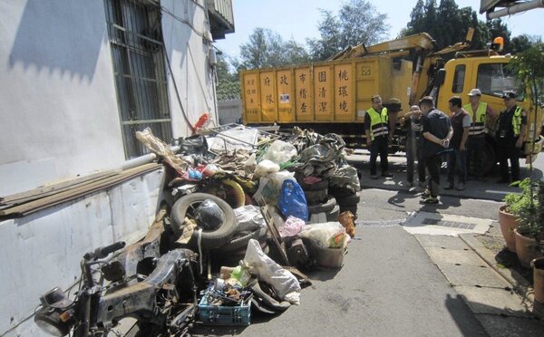 桃園平鎮一名屋主，將回收物占用道路，嚴重影響用路人，遭警方強制清運。圖／平鎮警分局提供