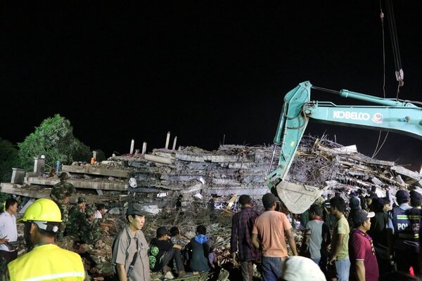 柬埔寨南部白馬省(Kep)一棟七層樓高、正在擴建的旅館3日倒塌，導致至少10死23傷，另估計有30名工人被活埋。圖／新華社