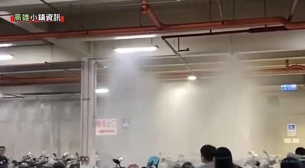 高雄一間美式賣場,4日晚間6點多,疑似有人誤觸消防管,導致機車停放處「下起大雨」。圖/翻攝臉書社團「高雄小鎮資訊」
