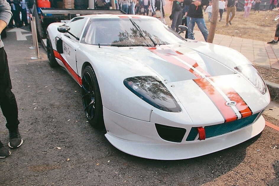 「彰化賽車節」昨天在彰化高鐵特區登場,價值近1億元的車王福特GT40,特別塗上與電影「賽道狂人」同樣車身到場展示。 記者林敬家/攝影