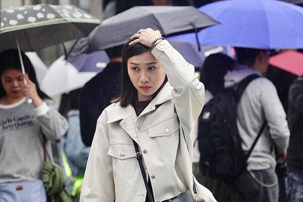 周三、周四可能迎來「大陸冷氣團」等級的冷空氣,中部以北最低溫13度,大台北、東半部還有短暫雨。 聯合報系資料照片/記者林伯東攝影