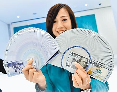 看好台幣強勢,小資族年終獎金理財需求,土銀、合庫、彰銀、台銀等公股銀行紛紛推出美元優存專案。(本報資料照片)