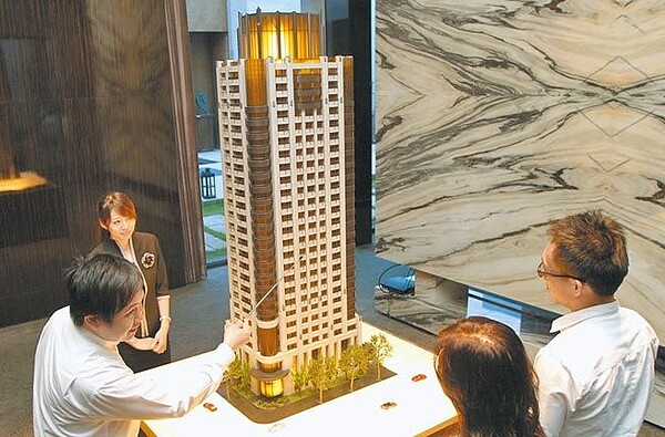 華南產險表示,投保住宅火險自今年元旦起保費不調漲,卻提高5項保險保障,包括提高建築物本身、動產、竊盜事故及住宅第三人責任基本保險的保額,並新增住宅火災保險額外費用。(本報資料照片)