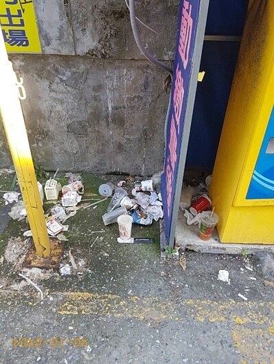 北市環保局元旦起加強稽查連鎖便利商店、咖啡店、網咖等騎樓及公私立停車場環境清潔,1到3日稽查,共開出勸導單195張,告發1處停車場開罰1200元。圖/環保局提供