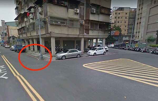 台中市余姓女車主去年間將轎車停在北區文祥街的紅線上,警方告發後,她不服提出行政訴訟求撤銷罰單,台中法院判余女要罰。圖/摘自Google Maps