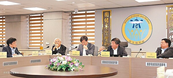 衛福部長陳時中(右二)昨指示,面對大陸不明肺炎「料敵從寬、禦敵從嚴」,並強化實驗室診斷量能、加強通報及檢驗等各項應變措施。 圖/疾管署提供