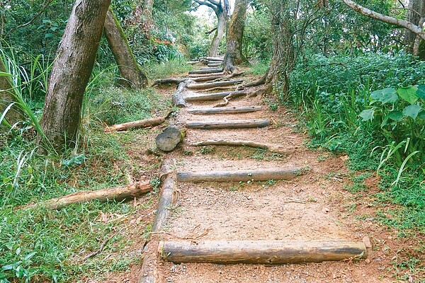 台北市政府近年試辦手作登山步道,頗受山友好評。 圖/台北市大地處提供