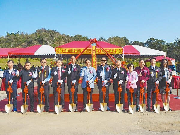 台開新埔雲夢山丘生醫養生村「艾美溫泉花園酒店」,5日在台開集團董事長邱復生(右六)主持動土儀式下正式開工。(陳育賢攝)