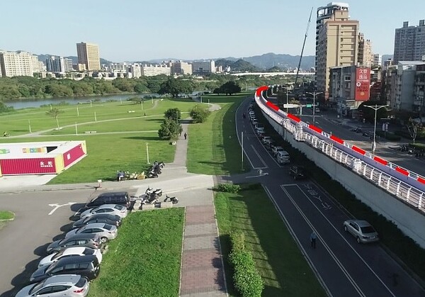 新店溪左堤全面加高。圖/新北市政府提供