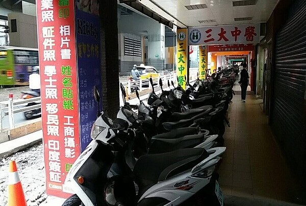 景安站鄰近的景平路(景安路─安平路)雙號邊路段將實施機車退出騎樓措施。新北市政府提供