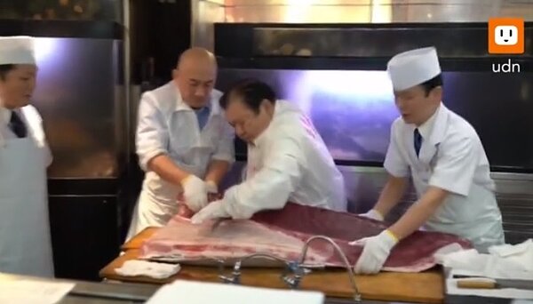 日本東京豐洲市場1月5日進行令和時代第一場的黑鮪魚競標活動，拍賣最高價是來自青森大間港捕撈上岸的一尾1億9320萬日圓（約新台幣5318萬元），是歷年來第2高價紀錄。圖／截自聯合影音