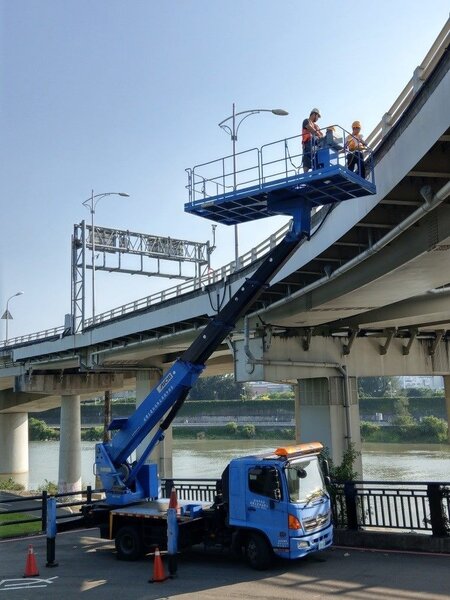 交通部評鑑各縣市政府橋梁維護管理作業執行情形，台北市在檢測及維修兩部分，皆為六都之首。圖／台北市新工處提供