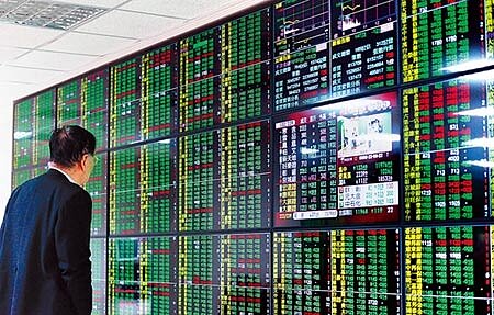 受美伊中東局勢衝擊美股影響,台股6日開低走低,加權指數盤中下挫逾百點,終場大跌157.07點,收在11,953.36點,成交量1,430.8億元。(王德為攝)