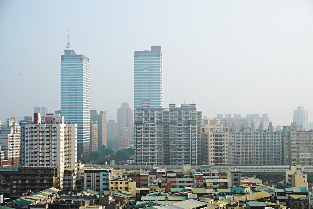 台中市連日空品不佳，市區空氣灰濛濛。圖／ 記者洪敬浤攝影