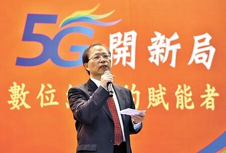 中華電信6日舉辦尾牙，董事長謝繼茂表示，5G頻譜競標相當激烈，中華電已做好領先開台的準備。圖／顏謙隆 