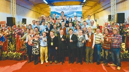 蘇花改昨全線通車,工程人員是典禮中的主角,他們與行政院長蘇貞昌等在谷風隧道合影。(李忠一攝)