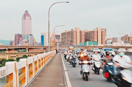 　以後…更難走國道計程收費下半年度實施，車流恐移轉至平面道路，衝擊市區交通，影響最鉅的是聯外橋梁。圖為忠孝橋傍晚離開台北市的機車車潮。（本報資料照片） 