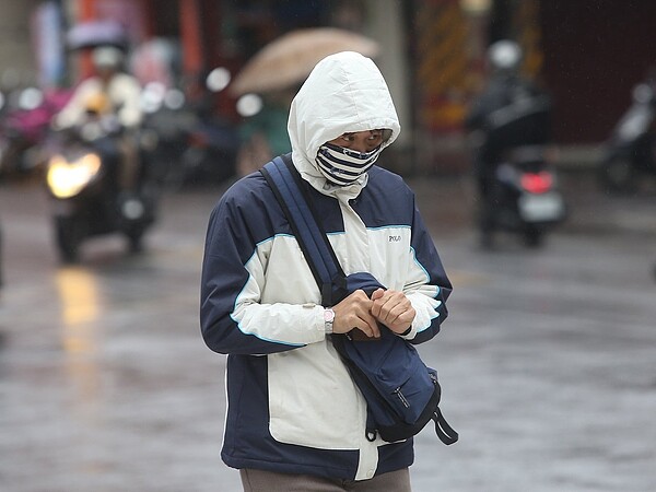 明後兩天北部及東北部天氣都較冷，其他地區早晚也比較冷。由於冷空氣加上輻射冷卻效應影響，預估周四清晨中部以北及東北部低溫只有14度左右。本報資料照片