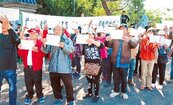 納骨塔產權糾紛　百人廟前抗議