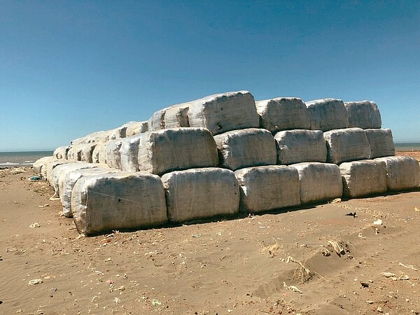 堆放在觀音的打包垃圾整齊排放暫置,環保局會再加蓋覆土防止汙染。 圖/桃園市政府環保局提供