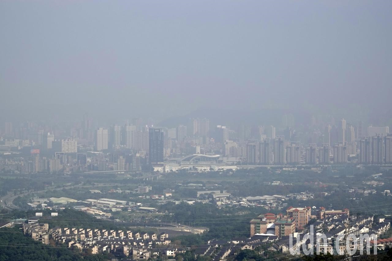 從新店山上向大台北南區望過去呈現一片霧茫茫。（聯合新聞網）