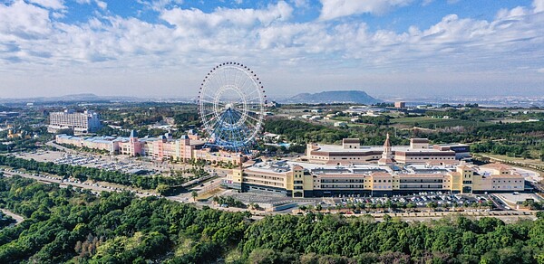 國旅秋冬遊補助延長,麗寶樂園持續加碼送。12歲以下小朋友免費玩樂園、搭天空之夢摩天輪,業者也大方邀請於麗寶使用補助的小朋友2月2日前還能免費再入園一次。 圖/麗寶樂園提供