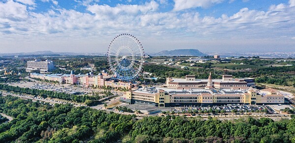 國旅秋冬遊補助延長，麗寶樂園持續加碼送。12歲以下小朋友免費玩樂園、搭天空之夢摩天輪，業者也大方邀請於麗寶使用補助的小朋友2月2日前還能免費再入園一次。　圖／麗寶樂園提供