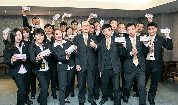 永慶房產集團孫慶餘董事長與幸福成家基金代表群合影。永慶房屋提供