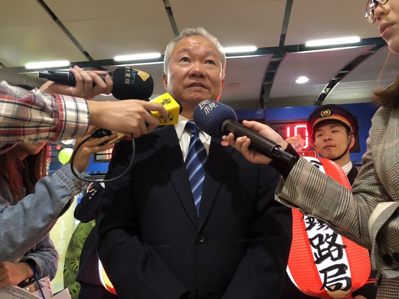 台鐵局運務處副處長陳裕謀說明選舉加班車訂票狀況。記者曹悅華／攝影