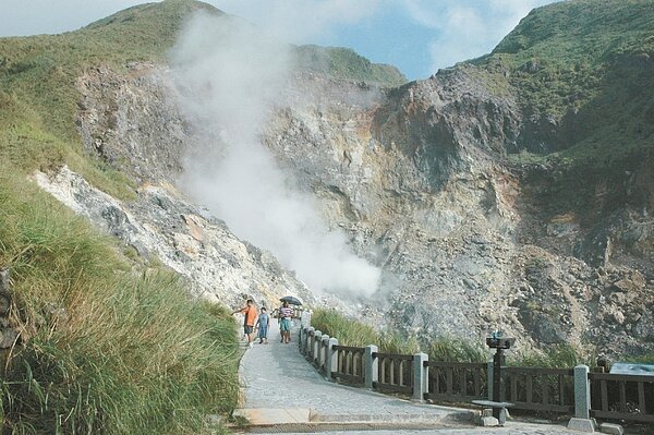 氣象局今天表示,已著手規畫火山異常活動警報。本報資料照片