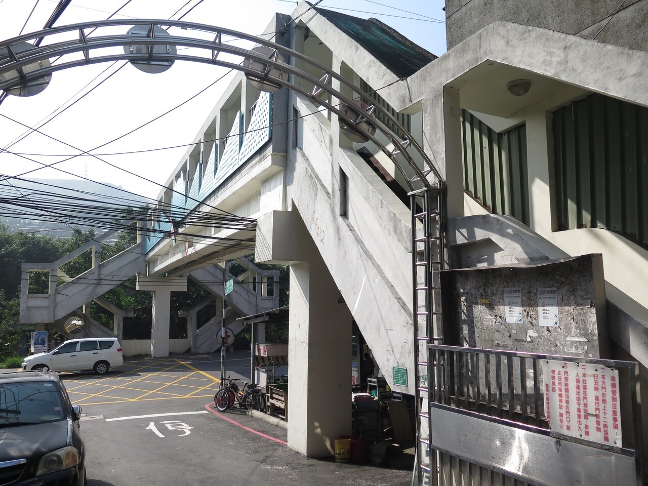 桃園市府近年針對轄內使用低且有治安疑慮的行人陸橋開拆,近月鎖定位於龜山區萬壽路一段的龍壽陸橋,決定今年拆除。記者張裕珍/攝影
