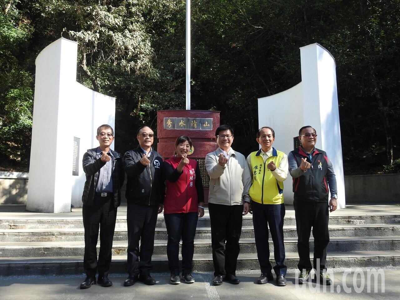 交通部長林佳龍（右3）今視察台灣地理中心碑，宣布確定納入日月潭風景區，且要打造「台灣之心」國際化景區。記者賴香珊／攝影