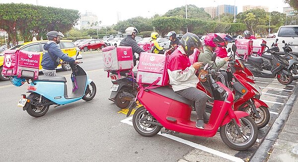 台北市議會8日三讀通過「台北市外送平台業者管理自治條例」,其中第4條明訂「不得排除外送服務期間以外發生事故之理賠」,引發業者不滿,認為會有道德風險,也擔心保費負擔恐怕會增加2至3倍。圖/中時報系資料照