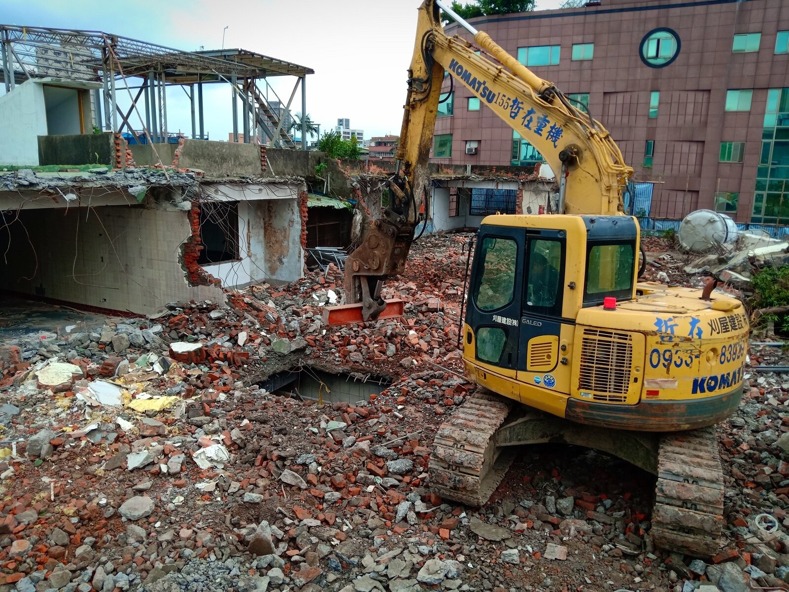 蘆洲防災都更首案拆除過程。圖／新北市政府提供