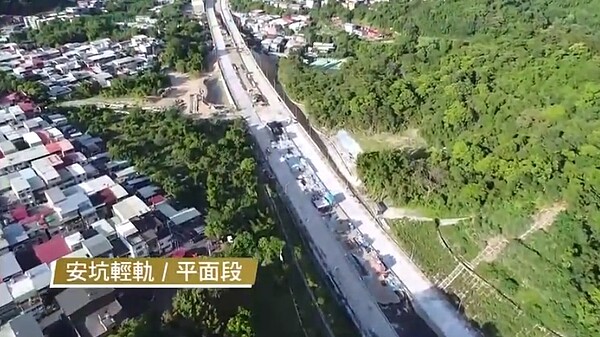 安坑輕軌平面段工程。圖/截自新北捷運局YouTube