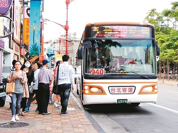 雙北公車上下車刷卡2月1日起推動第2階段,未來搭乘雙北公車未完成上下車刷卡的民眾,則無法享有乘車後的相關轉乘優惠。圖/聯合報系資料照