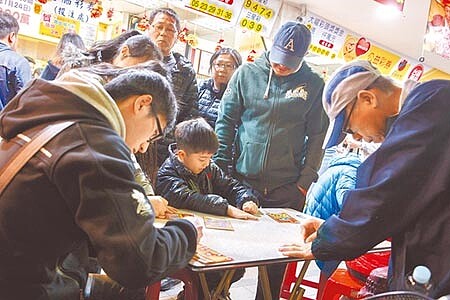 農曆年腳步將至,台灣彩券昨推出「1200萬大吉利」等6款新品刮刮樂上市,總獎項超過1203萬個,總獎金逾68億元。(本報資料照片)