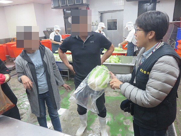 春節、元宵將近,新北市衛生局抽驗241件應景食材,其中5件產品有2件生鮮蔬果農藥殘留超標;還有2件醃漬蔬菜有防腐劑及二氧化硫;另有1件「竹笙」檢出重金屬鎘。圖/新北市衛生局提供