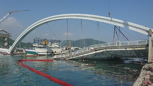 南方澳跨港大橋去年10月1日斷裂,造成重大死傷,舉世震驚,而重建工作,由交通部指定擁有專業與優質工程能力的蘇花改工程處負責,預計花3年完成。圖/聯合報系資料照