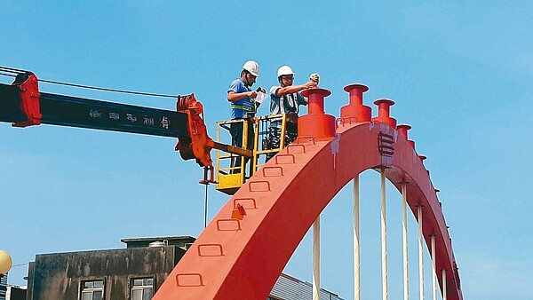 新北市養工處針對1295座非特殊型橋梁檢測，共計570個構件有鋼構鏽蝕、混凝土裂縫等情形。 圖／新北市工務局提供