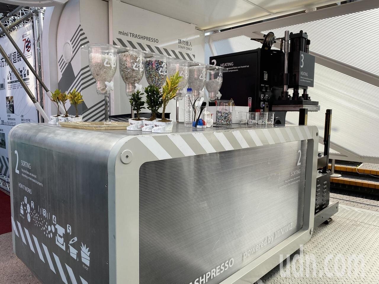 遠東集團與小智研發公司合作,將傳統的回收處理廠濃縮改造成貨櫃般的環保回收車。記者鄭維真/攝影