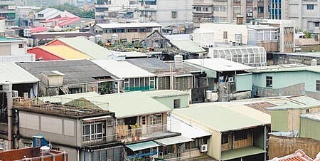 鄉林建設董事長賴正鎰指出,受惠危老容積獎勵延期,原本難以都更的雙北巷弄中公寓可望紛紛申請更新,預期2020年危老都更申請案勢將持續大幅攀升。(本報資料照片)