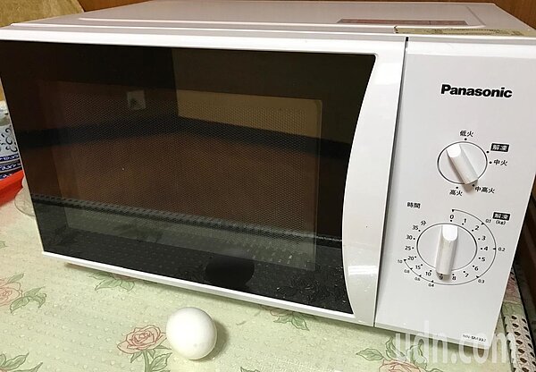 微波爐和氣炸鍋哪個必買?網友各自提出看法。圖為微波爐示意圖。記者劉星君/攝影