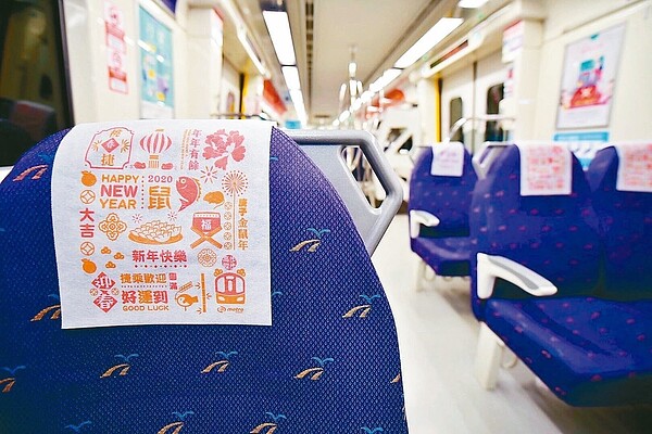桃園捷運公司最近陸續替機場捷運直達車更新座椅,以深紫色為基底,呈現沉穩大方的質感。 圖/桃園捷運公司提供