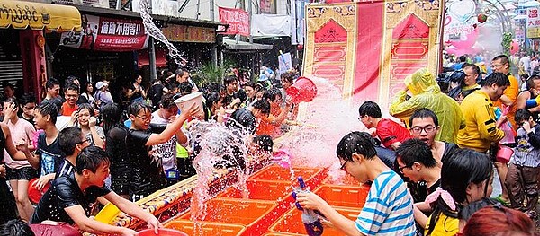 華新街每年4月舉辦大型潑水節活動,希望能夠保留且推動南洋文化。圖/新北市觀光旅遊網